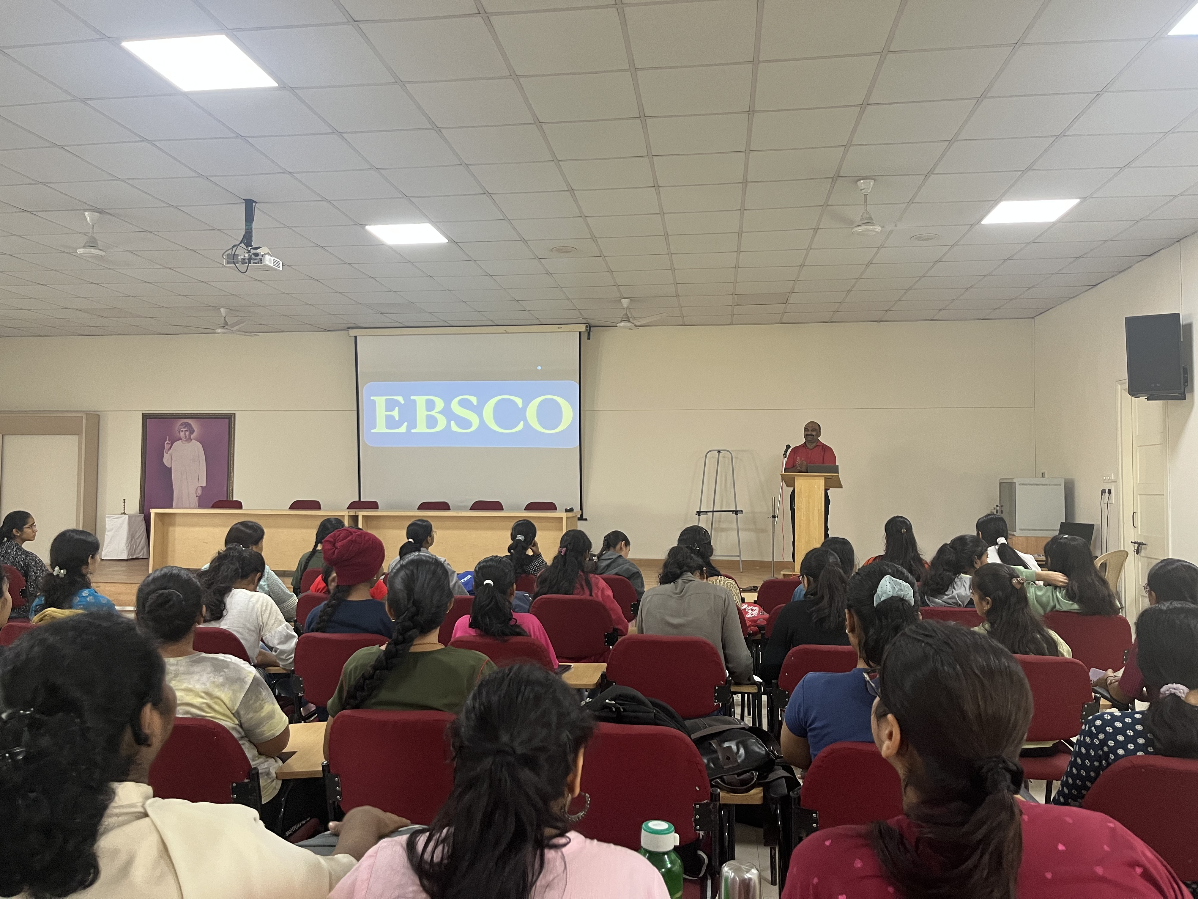 1-Speaker during interaction with students.jpg 